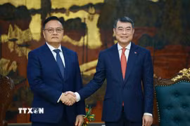 Thủ tướng Lê Minh Hưng tiếp Phó Thủ tướng, Bộ trưởng Tài chính Lào Santiphab Phomvihane. (Ảnh: Dương Giang/TTXVN)