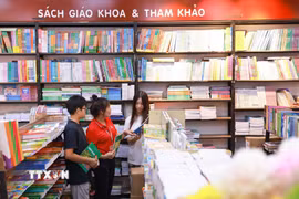 Học sinh tìm kiếm, tham khảo sách giáo khoa trong các cửa hàng thuộc hệ thống nhà sách của Nhà xuất bản Giáo dục Việt Nam. (Ảnh: Thanh Tùng/TTXVN)