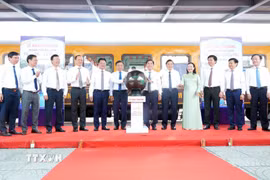 Các đại biểu bấm nút khai trương đoàn tàu “Phong Nha-Cố đô Huế: Hành trình Di sản thế giới.” (Ảnh: Tá Chuyên/TTXVN)