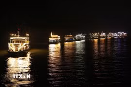 Màn phối hợp trình diễn ánh sáng, âm thanh và pháo hoa rực rỡ từ dàn tàu du lịch trên mặt nước vịnh Hạ Long. (Ảnh: Thanh Vân/TTXVN)