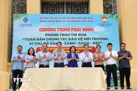 Chủ tịch Ủy ban Mặt trận Tổ quốc Việt Nam thành phố Hà Nội Bùi Huyền Mai tham gia các hoạt động hưởng ứng phong trào thi đua “Toàn dân chung tay bảo vệ môi trường, vì một Việt Nam xanh-sạch- đẹp” tại phường Cửa Nam, sáng 6/6/2026. (Ảnh: Hùng Mạnh/TTXVN)