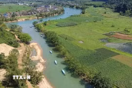 Sông Son uốn lượn qua vùng lõi Di sản thiên nhiên thế giới Phong Nha-Kẻ Bàng. (Ảnh: Kha Phạm/TTXVN)