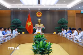 Thủ tướng Lê Minh Hưng chủ trì cuộc họp với lãnh đạo Bộ Giáo dục và Đào tạo và các bộ, ngành về phát triển giáo dục và đào tạo. (Ảnh: Dương Giang/TTXVN)
