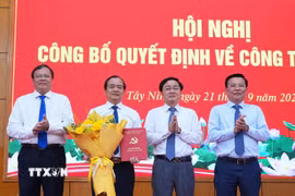 Ủy viên Trung ương Đảng, Bí thư Tỉnh ủy Tây Ninh Nguyễn Văn Quyết; Phó Bí thư Tỉnh ủy, Chủ tịch Ủy ban Nhân dân tỉnh Lê Văn Hẳn và Phó Bí thư Tỉnh ủy, Chủ tịch Ủy ban Mặt trận Tổ quốc Việt Nam tỉnh Nguyễn Thanh Hải trao Quyết định và tặng hoa chúc mừng Chủ tịch Hội đồng Nhân dân tỉnh Nguyễn Hồng Thanh. (Ảnh: Thanh Bình/TTXVN)