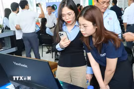 Các doanh nghiệp tại Khu công nghiệp Long Hậu (xã Cần Giuộc, tỉnh Tây Ninh) tìm hiểu giải pháp số hóa dữ liệu, truy xuất nguồn gốc đáp ứng yêu cầu trong giai đoạn mới. (Ảnh: Bùi Giang/TTXVN)