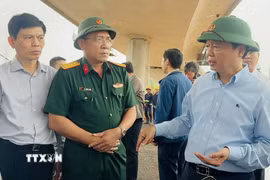 Phó Thủ tướng Chính phủ Trần Hồng Hà trao đổi với nhà thầu tại nút giao cao tốc Biên Hòa-Vũng Tàu với đường kết nối sân bay Long Thành. (Ảnh: Công Phong/TTXVN)
