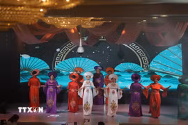 Một tiết mục trình diễn áo dài tại Lễ hội “Hương sắc Áo dài” ở Cộng hòa Séc. (Ảnh: Việt Thắng/TTXVN)
