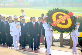 Tổng Bí thư, Chủ tịch nước Tô Lâm và các đồng chí lãnh đạo Đảng, Nhà nước cùng đại biểu Quốc hội vào Lăng viếng Chủ tịch Hồ Chí Minh trước khi khai mạc Kỳ họp thứ 2, Quốc hội khóa XVI.. (Ảnh: An Đăng/TTXVN)
