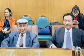 Cụ Đào Văn Dễ 103 tuổi (đội mũ) - bị đột quỵ được điều trị thành công - trong ngày xuất viện. (Nguồn: Bệnh viện Bạch Mai)