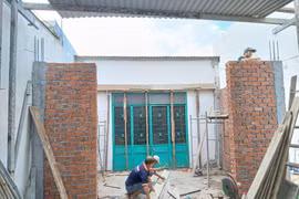 Cùng sự giúp sức của chính quyền địa phương và lực lượng quân đội, tiến độ công trình các ngôi nhà đang được đẩy nhanh để về đích và bàn giao đúng ngày Thương binh Liệt sỹ 27/7. (Ảnh: Mỹ Hà/TTXVN)