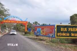 Đường về khu căn cứ Cái Chanh (xã Ninh Thạnh Lợi, huyện Hồng Dân, tỉnh Bạc Liêu) được trải nhựa giúp thuận lợi lưu thông hai mùa mưa nắng. (Ảnh: TTXVN phát)