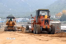 Dự án khu công nghiệp Phước Nam (xã Cà Ná) đang chuyển động thi công. (Ảnh: Công Thử/TTXVN)