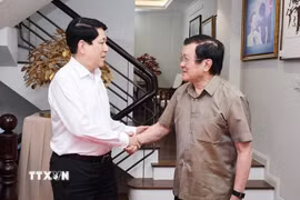 Chủ tịch nước Lương Cường thăm hỏi, chúc Tết nguyên Chủ tịch nước Trương Tấn Sang. (Ảnh: Lâm Khánh/ TTXVN)