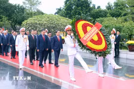 Tổng Bí thư, Chủ tịch nước Tô Lâm dẫn đầu đoàn đại biểu Ban Chấp hành Trung ương Đảng đến đặt vòng hoa tại Đài tưởng niệm các Anh hùng liệt sỹ trên đường Bắc Sơn, Hà Nội. (Ảnh: Phạm Kiên/TTXVN)