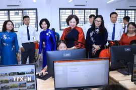 Phó Chủ tịch Quốc hội Nguyễn Thị Hồng tham quan phòng tin học tại trường Tiểu học Trung Hòa. (Ảnh: Tuấn Anh/TTXVN)