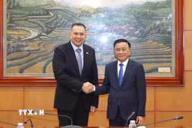Thường trực Ban Bí thư Trần Cẩm Tú và ông Christopher Pragasam, Cục trưởng phụ trách Quan hệ quốc tế, Cục Công vụ kiêm Giám đốc điều hành Trường Công vụ quốc tế Singapore. (Ảnh: Phương Hoa/TTXVN)
