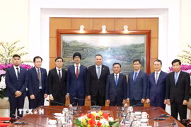 Thường trực Ban Bí thư Trần Cẩm Tú và ông Christopher Pragasam, Cục trưởng phụ trách Quan hệ quốc tế, Cục Công vụ kiêm Giám đốc điều hành Trường Công vụ quốc tế Singapore cùng các đại biểu chụp ảnh chung. (Ảnh: Phương Hoa/TTXVN)