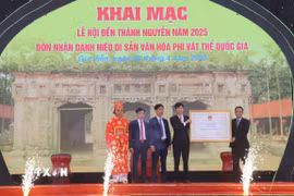 Ông Hoàng Đạo Cương, Thứ trưởng Bộ Văn hóa, Thể thao và Du lịch trao Bằng chứng nhận Di sản Văn hóa phi Vật thể Quốc gia Lễ hội Đền Thánh Nguyễn cho đại diện xã Tiến Thắng, huyện Gia Viễn, tỉnh Ninh Bình. (Ảnh: Thùy Dung/TTXVN)