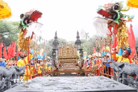 Đôi Rồng dẫn đầu đoàn rước đưa nước vào sân đền thờ Vua Đinh Tiên Hoàng trong Lễ hội Hoa Lư năm 2025 . (Ảnh: Đức Phương/TTXVN)