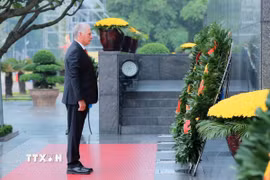Đồng chí Miguel Díaz-Canel Bermúdez, Bí thư Thứ nhất Ban Chấp hành Trung ương Đảng Cộng sản Cuba, Chủ tịch nước Cộng hòa Cuba tưởng niệm Chủ tịch Hồ Chí Minh. (Ảnh: An Đăng/TTXVN)