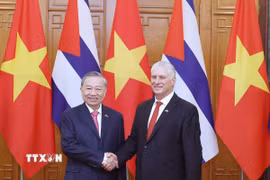 Tổng Bí thư Tô Lâm và Bí thư thứ nhất Đảng Cộng sản Cuba, Chủ tịch nước Cuba Miguel Díaz-Canel Bermúdez chụp ảnh chung. (Ảnh: Thống Nhất/TTXVN)