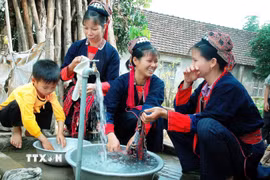 Đồng bào dân tộc thiểu số được dùng nước sạch. (Ảnh: Việt Hùng/TTXVN)