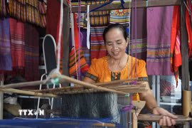Ở bản Xiềng, xã Môn Sơn, những khung cửi truyền thống đang góp phần lưu giữ nét văn hóa đặc sắc của đồng bào Thái, đồng thời trở thành điểm nhấn trong hành trình khám phá du lịch cộng đồng. (Ảnh: Bích Huệ/TTXVN)