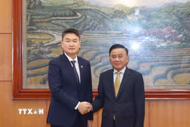Thường trực Ban Bí thư Trần Cẩm Tú và Ủy viên Trung ương Đảng, Bí thư Trung ương Đoàn Thanh niên Nhân dân Cách mạng Lào Thongly Sisoulith. (Ảnh: Phương Hoa/TTXVN)
