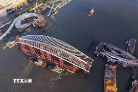 Cầu đi bộ qua sông Sài Gòn có hình dáng lá dừa kết nối Bến Bạch Đằng với Khu đô thị mới Thủ Thiêm. (Ảnh: TTXVN phát)