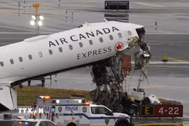 Máy bay của Hãng hàng không Air Canada bị hư hỏng sau khi va chạm với xe cứu hỏa trên đường băng sân bay LaGuardia ở New York (Mỹ), ngày 23/3/2026. (Ảnh: THX/TTXVN)