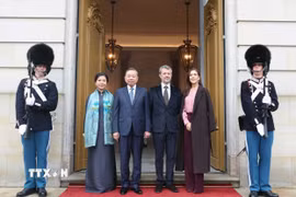 Tổng Bí thư, Chủ tịch nước Tô Lâm và Phu nhân Ngô Phương Ly cùng Nhà Vua Đan Mạch Frederik X và Hoàng hậu Mary chụp ảnh chung tại Lễ tiễn. (Ảnh: Thống Nhất/TTXVN)