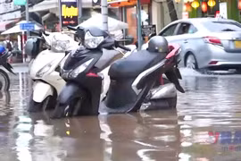 Cần Thơ: Đời sống sinh hoạt người dân đảo lộn vì triều cường cao gần kỷ lục 
