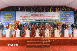 Nghi thức bấm nút khởi công dự án thành phần 2 cao tốc Quy Nhơn-Pleiku. (Ảnh: Sỹ Thắng/TTXVN)