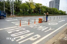 Biển báo tốc độ được sơn trực tiếp trên mặt đường, giúp người điều khiển phương tiện dễ nhận biết quy định đối với từng làn xe. (Ảnh: Trung Nguyên/TTXVN)