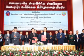 Đại diện hai bên trao đổi hợp đồng ký kết. (Ảnh: Xuân Tú/TTXVN)