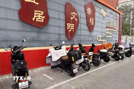 Việc chuyển đổi sang sử dụng xe đạp điện và xe máy điện tại các thành phố tại nhiều nước hiện rất phổ biến. (Ảnh minh họa: Công Tuyên/TTXVN)