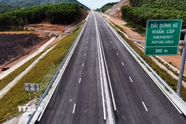 Một đoạn cao tốc thuộc dự án thành phần Vũng Áng-Bùng đã hoàn thiện. (Ảnh: Hữu Quyết/TTXVN)