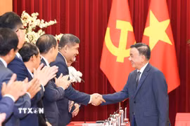 Thường trực Ban Bí thư Trần Cẩm Tú cùng Đoàn cán bộ lãnh đạo trẻ Đảng Nhân dân Campuchia. (Ảnh: Phương Hoa/TTXVN)