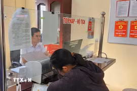 Người dân thực hiện thủ tục hành chính tại Trung tâm Phục vụ hành chính công xã Trung Sơn (Tuyên Quang). (Ảnh: Chu Thanh Vân/TTXVN)