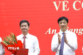Ủy viên Bộ Chính trị, Bí thư Trung ương Đảng, Trưởng Ban Tổ chức Trung ương Nguyễn Duy Ngọc trao quyết định của Bộ Chính trị về công tác cán bộ đối với đồng chí Lê Quang Tùng. (Ảnh: Văn Sĩ/ TTXVN)