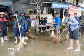 Dọn dẹp vệ sinh tại các điểm tiếp nhận người sơ tán tránh lũ tại Trường Trung học Cơ sở Pắc Ta, xã Pắc Ta. (Ảnh: Nguyễn Oanh/TTXVN)