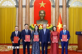 Tổng Bí thư, Chủ tịch nước Tô Lâm trao Quyết định bổ nhiệm cho 5 Đại sứ nước Cộng hòa xã hội Chủ nghĩa Việt Nam tại nước ngoài. (Ảnh: Thống Nhất/TTXVN)
