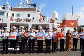Lãnh đạo Tỉnh ủy Khánh Hòa tặng quà cho các lực lượng làm nhiệm vụ bầu cử sớm ở đặc khu Trường Sa. (Ảnh: TTXVN phát)