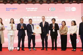 Lễ bàn giao Ngôi nhà Ánh Dương cho Quỹ Phát triển cộng đồng tỉnh Điện Biên. (Ảnh: Trung Kiên/TTXVN)