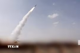 Tên lửa được phóng bởi lực lượng Houthi tại Yemen. (Ảnh: THX/TTXVN phát)