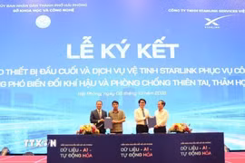 Đại diện lãnh đạo đặc khu Bạch Long Vỹ và đặc khu Cát Hải nhận thiết bị và dịch vụ vệ tinh Starlink phục vụ công tác ứng phó biến đổi khí hậu và phòng chống thiên tai, thảm họa. (Ảnh: Mạnh Minh/ TTXVN)
