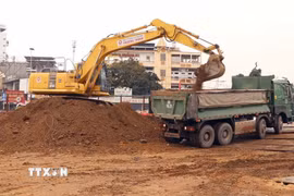 Thi công Dự án Hầm chui nút giao Bùi Viện-Lê Hồng Phong. (Ảnh: Hoàng Ngọc/TTXVN)