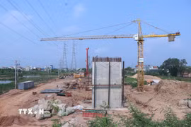 Là một trong những hạng mục trọng điểm của dự án đường Vành đai 4-Vùng Thủ đô, cầu Mễ Sở, tỉnh Hưng Yên bắc qua sông Hồng đang được các nhà thầu đẩy nhanh tiến độ thi công. (Ảnh: Đinh Văn Nhiều/TTXVN)