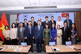 Lãnh đạo Liên hiệp các tổ chức hữu nghị Thành phố Hồ Chí Minh và Hội hữu nghị Việt Nam-Hàn Quốc Thành phố Hồ Chí Minh chụp ảnh cùng các đại biểu Hàn Quốc. (Ảnh: Xuân Khu/TTXVN)