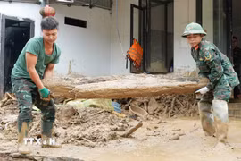 Cán bộ, chiến sỹ Bộ chỉ huy Quân sự Lai Châu giúp dân khắc phục thiên tai tại tâm lũ Mường Than. (Ảnh: Nguyễn Oanh/TTXVN)